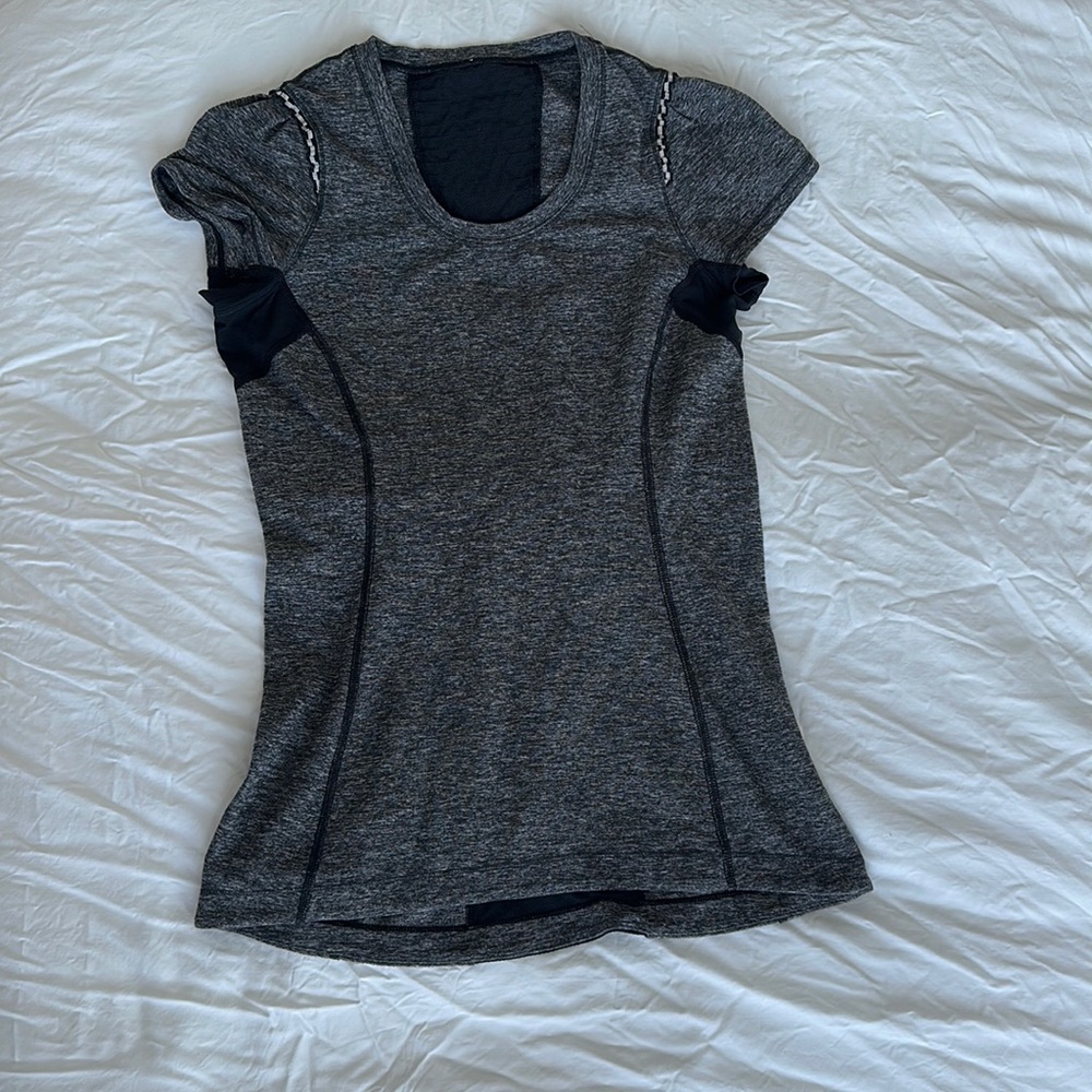 Lululemon Run Full Tilt Ruffle Shirt Grey Heathered Black size 4